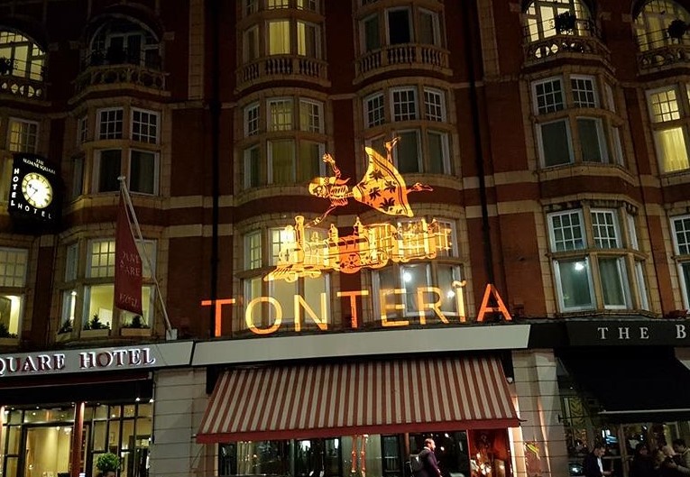 Tonteria, Sloane Square, London building projections